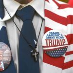 Chapas en la americana de un joven simpatizante de Donald Trump con el lema principal del republicano: «Hagamos grande a América otra vez»