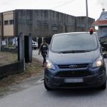 Un furgón de los servicios funerarios traslada el cadáver de Diana Quer encontrado en una nave industrial abandonada de Rianxo