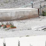 Un agente de la Guardia Civil inspecciona la finca de Rodalquilar en la que sucedieron los hechos que terminaron con la muerte y enterramiento de Gabriel Cruz a manos de Ana Julia Quezada