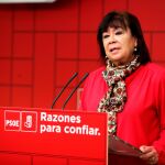 La presidenta del PSOE, Cristina Narbona, durante la rueda de prensa en la que ha analizado el mensaje navideño del Rey Felipe VI