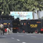 Vehículos de policía junto a la comisaría atacada hoy en Surabaya / Ap