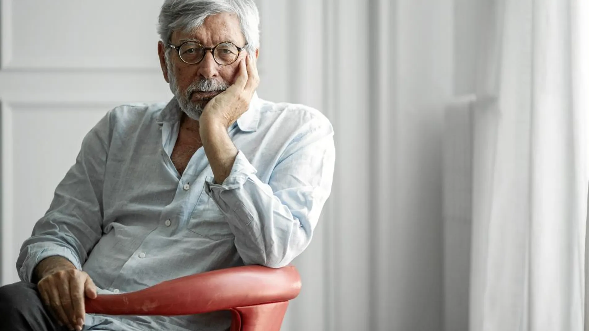 «Ataduras» es la primera novela de Domenico Starnone que se traduce al español