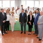 Fernández Carriedo junto a Teresa Rodriguez, Juan Miguel Martinez Gabaldón, Ángeles Armisén y los alumnos del centro