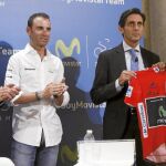 Nairo hace entrega del maillot rojo al presidente de Telefónica en presencia de Eusebio Unzué y Alejandro Valverde