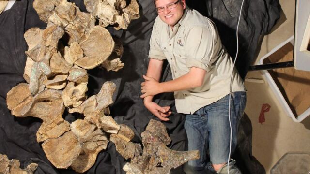 Stephen Poropat con los restos hallados del Savannasaurus elliottorum