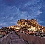 Paisaje alicantino con el perfil que le da la fortaleza de Santa Bárbara