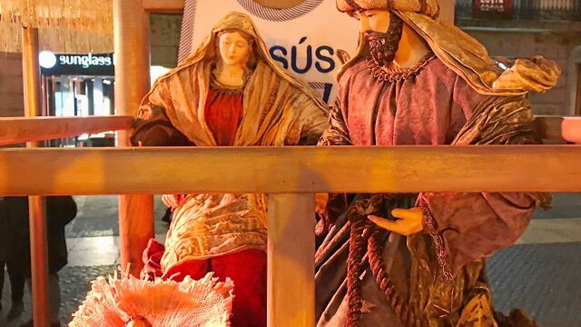 Las figuras tradicionales colocadas el pasado domingo para reivindicar un belén tradicional, una constante desde que se montó la instalación