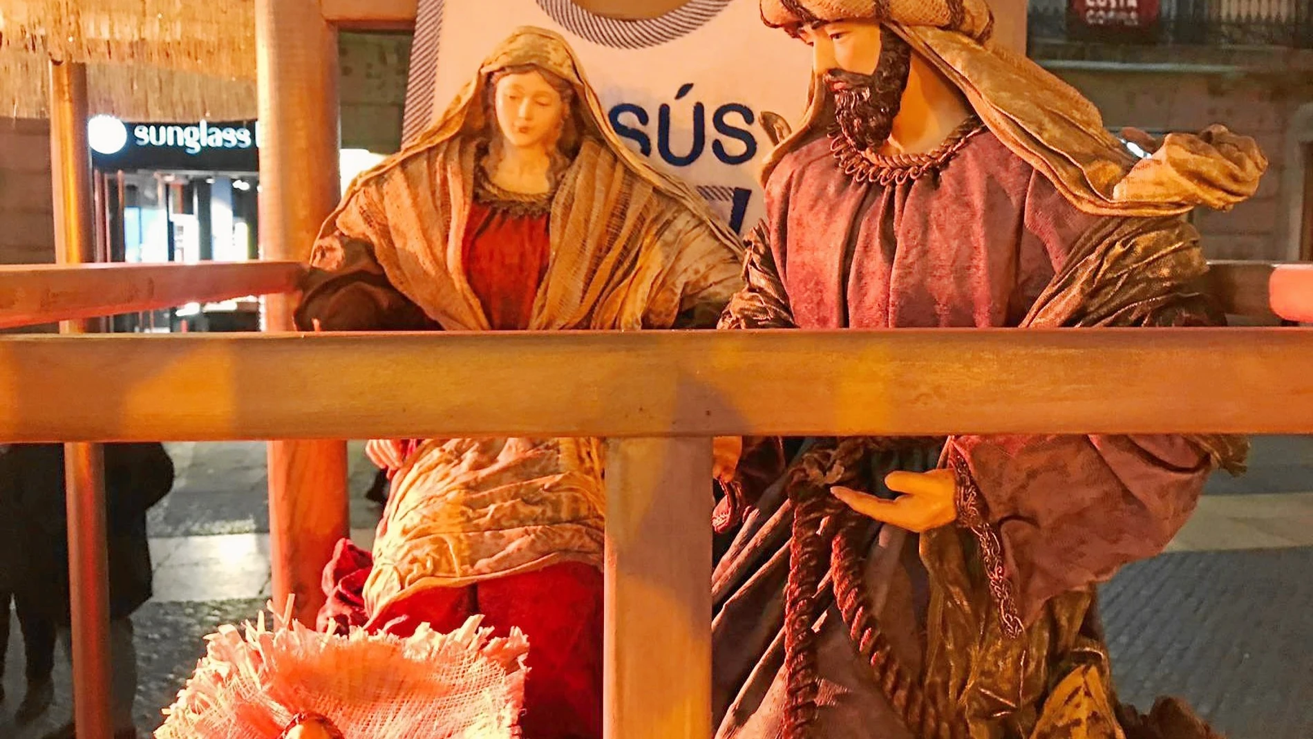 Las figuras tradicionales colocadas el pasado domingo para reivindicar un belén tradicional, una constante desde que se montó la instalación