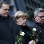 La jefa del Gobierno, acompañada por sus ministro de Interior, Thomas de Maizière y el alcalde-gobernador de Berlín, Michael Müller visitan el lugar del atentado