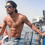 Mario Casas luce una figura aún más fibrosa y estilizada