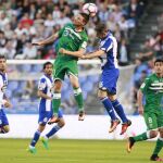 El defensa portugués del Deportivo Luisinho Correia (d) disputa un balón aéreo con el centrocampista del Leganés Omar Ramos (i)