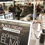 Compradores esperan su turno para pagar en un comercio acogido al Black Friday, el pasado año