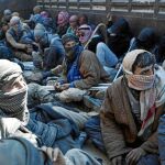Un camión transporta milicianos islamistas desmilitarizados cerca de Baguz / Efe