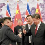 El dictador norcoreano, Kim Jong Un, brinda con el presidente chino, Xi Jinping, durante su visita oficial a Pekín