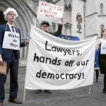 Partidarios y detractores del Brexit se concentraron ayer frente al Tribunal Superior de Londres
