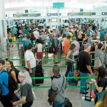 Los trabajadores de los arcos de seguridad de la empresa Eulen colapsaron el aeropuerto de El Prat con la huelga que realizaron en el verano de 2017. En la imagen, colas de viajeros afectados por este paro