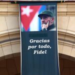 Un cartel con la imagen del fallecido líder Fidel Castro permanece en la fachada de un edificio hoy, martes 27 de diciembre de 2016, en La Habana
