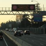 Madrid se ha convertido hoy en la primera ciudad española que impone la circulación alterna de vehículos en función de sus matrículas, una medida inédita a la que nunca han tenido que llegar el resto de ciudades del país