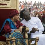 La presidenta saliente, Ellen Johnson Sirleaf, junto a George Weah, durante la ceremonia de investidura