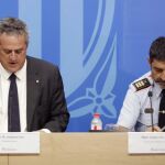 El conseller de Interior, Joaquim Forn (i), junto al mayor de los Mossos d'Esquadra, Josep Lluís Trapero (d)