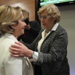 Aguirre y Carmena durante la celebración del Pleno de investidura en el que la segunda fue nombrada alcaldesa