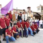 La presidenta de la Diputación de Palencia, Ángeles Armisén, junto a la diputada de Cultura, Carmen Fernández con los campaneros Villaltanos en la localidad de Velilla del Río Carrión