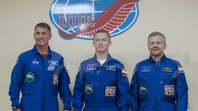 Fotografía facilitada por la NASA que muestra al el astronauta estadounidense de la NASA, Shane Kimbrough (i), el comandante ruso Serguéi Rizhikov (c), y al ingeniero ruso Andréi Borisenko (d), posando ante los fotógrafos tras ofrecer una rueda de prensa en el hotel Cosmonaut en Baikonur, Kazajistán, este 18 de octubre de 2016