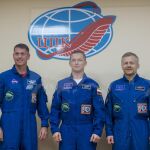 Fotografía facilitada por la NASA que muestra al el astronauta estadounidense de la NASA, Shane Kimbrough (i), el comandante ruso Serguéi Rizhikov (c), y al ingeniero ruso Andréi Borisenko (d), posando ante los fotógrafos tras ofrecer una rueda de prensa en el hotel Cosmonaut en Baikonur, Kazajistán, este 18 de octubre de 2016