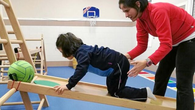 La fundación trabaja con los más pequeños mediante la rehabilitación médico-funcional
