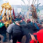 Vecinos de la localidad de Cúllar Vega (Granada) celebrando el Domingo de Resurrección prendiendo fuego a más de 115.000 petardos / Efe