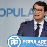 El presidente del PP de Castilla y León, Alfonso Fernández Mañueco, durante la lectura del comunicado en Salamanca/ David Arranz/Ical