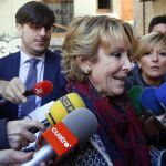 La portavoz del PP en el Ayuntamiento de Madrid, Esperanza Aguirre, ayer a su llegada a la conferencia «El populismo y sus riesgos para la democracia», organizado por la Red Floridablanca