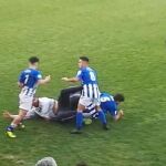 Momento donde los ultras del Xerez agreden a los jugadores del Ecija