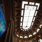 Vista de un panel de la Bolsa de Madrid que refleja la evolución de la prima de riesgo