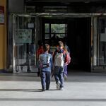Dos niños entrando en el colegio de Viana de Cega (Valladolid)
