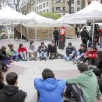 Los jóvenes de Segi y la izquierda abertzale llevan acampados desde el día 8 y han decorado las paredes con pintadas