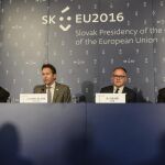 El presidente del Eurogrupo, Jeroen Dijsselbloem, el comisario europeo de Asuntos Económicos y Financieros, Pierre Moscovici, el miembro del Comité Ejecutivo del Banco Central Europeo (BCE), Benoit Coeure, y el director gerente del Mecanismo Europeo de Estabilidad, Klaus Regling