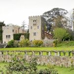 El Pazo fue regalado a Franco en 1938 mediante expropiaciones forzosas y cuestaciones voluntarias. Funcionó como su residencia veraniega y la familia se lo quedó tras su muerte