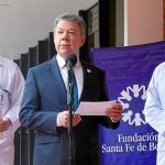 Juan Manuel Santos, ayer, en la clínica Fundación Santa Fe de Bogotá, donde anunció su viaje a EE UU para someterse a pruebas médicas