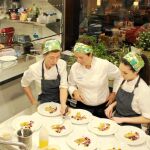 La chef Iolanda Bustos, junto a su equipo, poniendo el toque final a algunos de sus platos