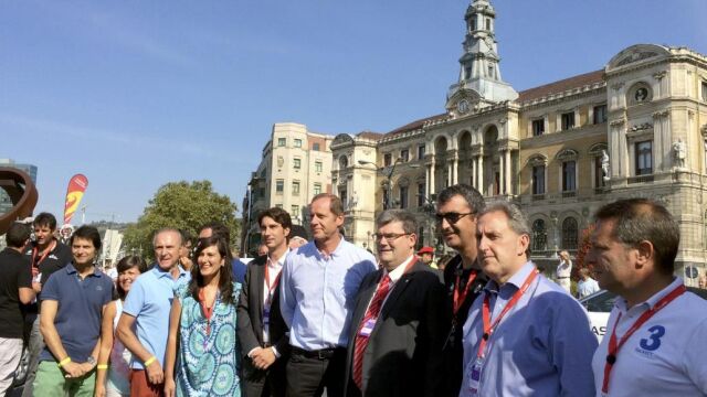 El director general del Tour , Christian Prudhomme (5d), junto al de la Vuelta, Javier Guillén (3d), y el alcalde de Bilbao, Juan Mari Aburto (4d).