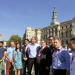 El director general del Tour , Christian Prudhomme (5d), junto al de la Vuelta, Javier Guillén (3d), y el alcalde de Bilbao, Juan Mari Aburto (4d).