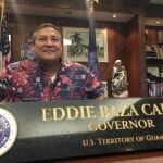 El gobernador de Guam, Eddie Baza Calvo, habla con los medios