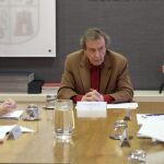 El consejero de la Presidencia, José Antonio de Santiago Juárez, con representantes de las principales asociaciones de la memoria histórica de las provincias castellano y leonesas y los principales sindicatos