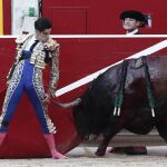 López Simón dando un pase por la espalda pegado a tablas en Pamplona / EFE