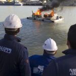 Trabajadores de Astilleros de Sevilla durante la protesta que protagonizaron en 2009 en el río Guadalquivir, donde decidieron cortar el cauce del río mediante la botadura de una barcaza llena de contenedores con material inflamable, a la que se le prendió fuego, lo cual provocó el corte del tráfico fluvial a la altura de la factoría, en el llamado muelle de armamento, para reivindicar una solución a los problemas de esta empresa (Foto: Efe)