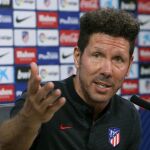 El entrenador del Atlético de Madrid, Diego Simeone, durante la rueda de prensa posterior al entrenamiento realizado en el Cerro del Espino, en Majadahonda,