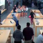 Varios hombres entraron encapuchados en el establecimiento y robaron 26 dispositivos iPhones y portátiles MacBook / YouTube