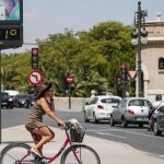 Imagen de archivo de una persona montando en bicicleta. 