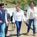 La vicepresidenta, Rosa Valdeón, junto a Juan Carlos Suárez-Quiñones y Ángeles Armisén, en el mirador del Alto de la Varga (Palencia).